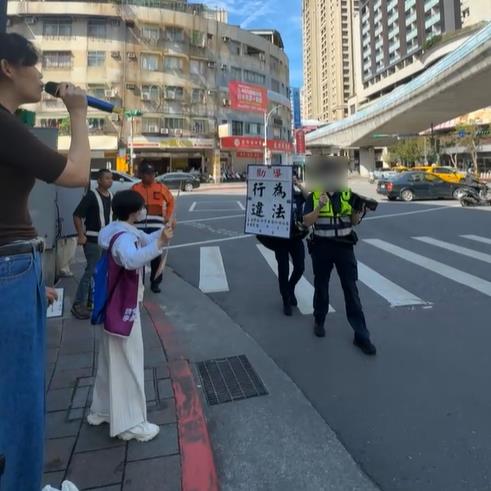 快新聞/罷團路口宣講被警舉牌「行為違法」 吳欣岱諷:距離台北市民蔣萬安還差6次