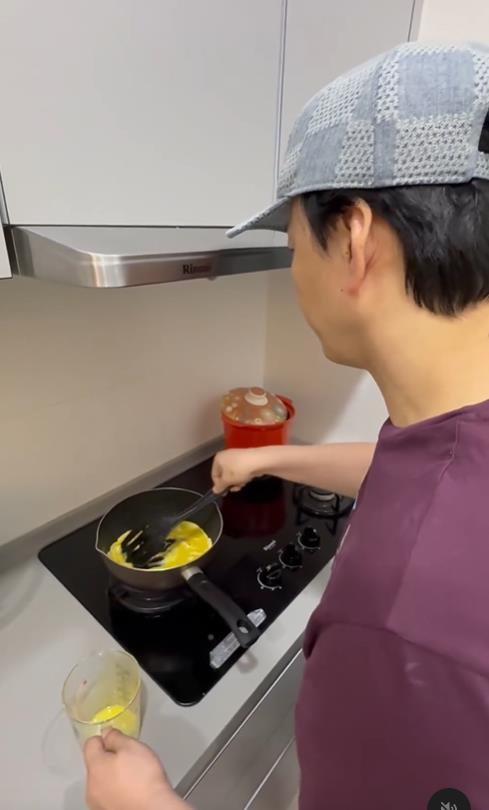 蕭煌奇挑戰下廚影片曝光!首道「選這1家常菜」網崩潰:地獄有你有我
