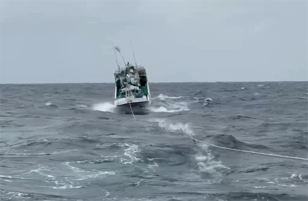 快新聞／漁船漂海5天4夜！海巡署成功救援