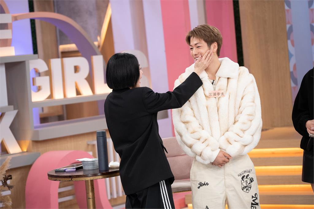小S和「1大咖男星」超甜互動畫面流出!她喜極而泣摸臉「1舉動」讓他看傻