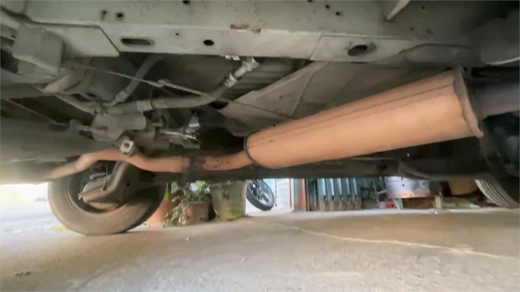 車停廟埕又不接電話 廟方無奈出動堆高機「整輛抬走」