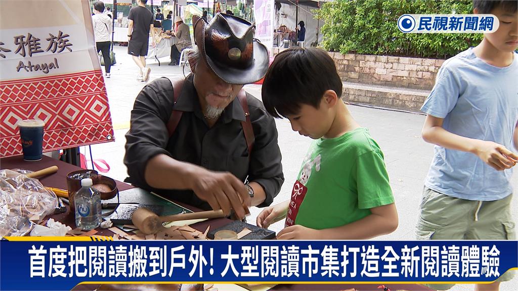 新北閱讀節！　侯友宜化身電吉他手推旅讀巴士及市集