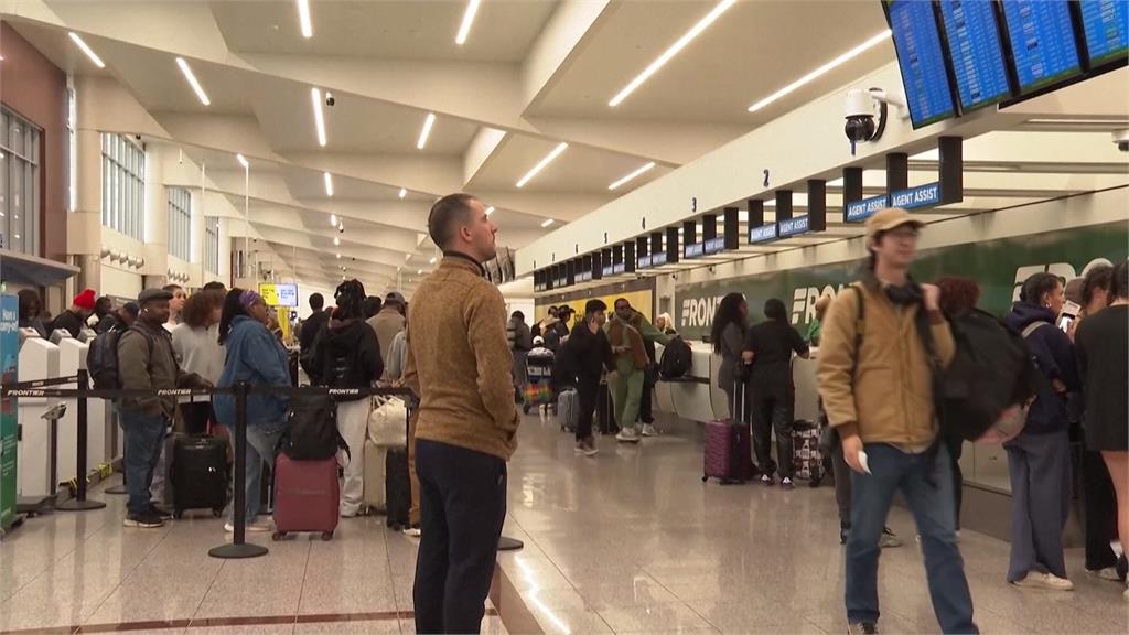 政府停擺+暴風雪襲擊  美國機場人潮塞爆