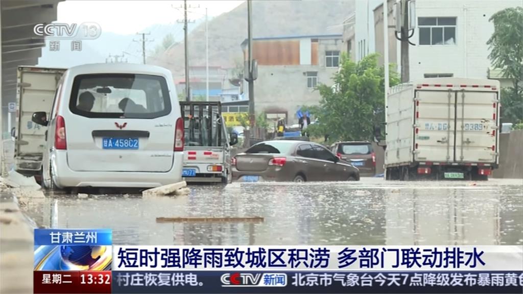 中國天津暴雨「水淹脖子」 甘肅道路積水車輛全泡水