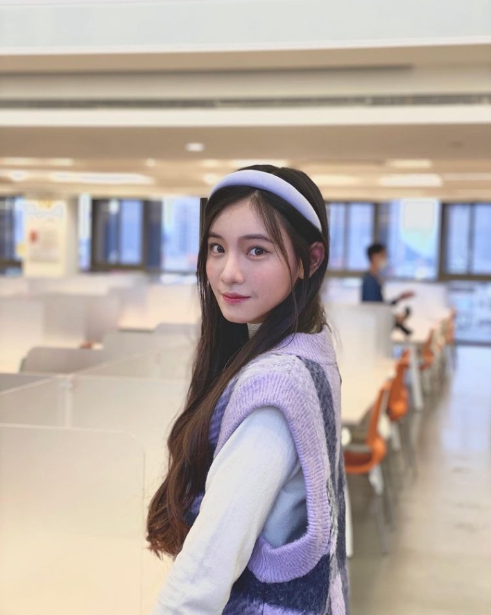 李㼈18歲愛女畢業了!「嫩白挺鼻+圓潤大眼」狂洩仙氣 絕美學士照曝光