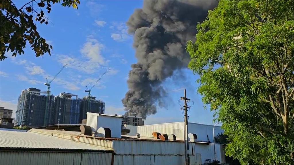 快新聞/黑煙直竄!桃園蘆竹鐵皮工廠惡火 環保局示警:請緊閉門窗
