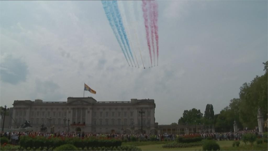 英王壽辰擴大展演空中分列式　補加冕儀式缺憾