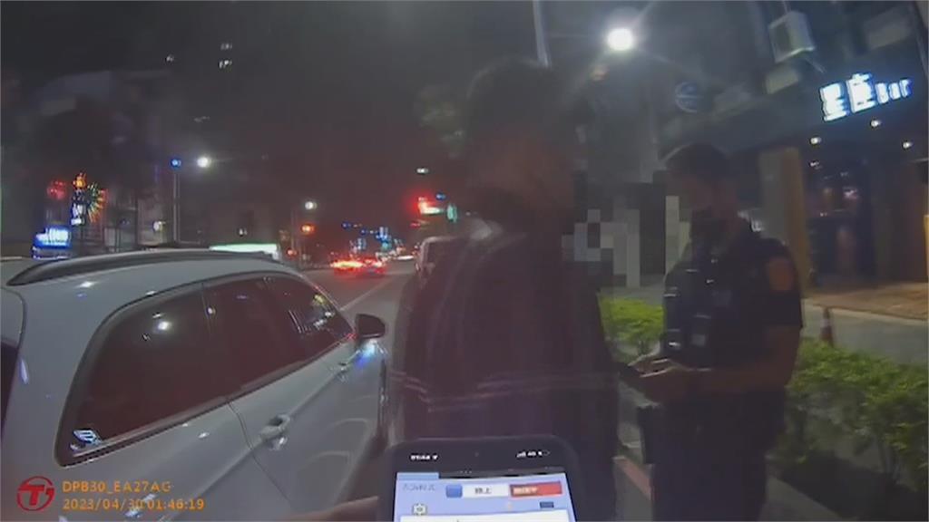 違規遭盤查 駕駛假意配合拖時間 乘客突拔腿落跑竟是「詐欺通緝犯」