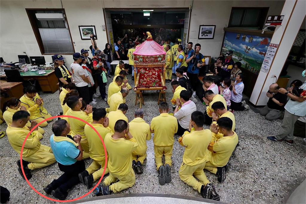白沙屯媽祖鑾轎緊跟「紅臂章神秘人」是誰?信眾曝「真實身分」:奉獻一生的前輩
