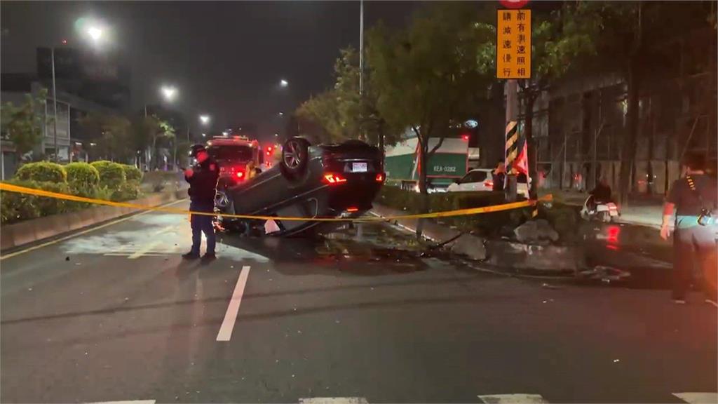 酒駕自撞翻覆「火燒車」　駕駛「裝路人甲」躲50分鐘返現場遭逮