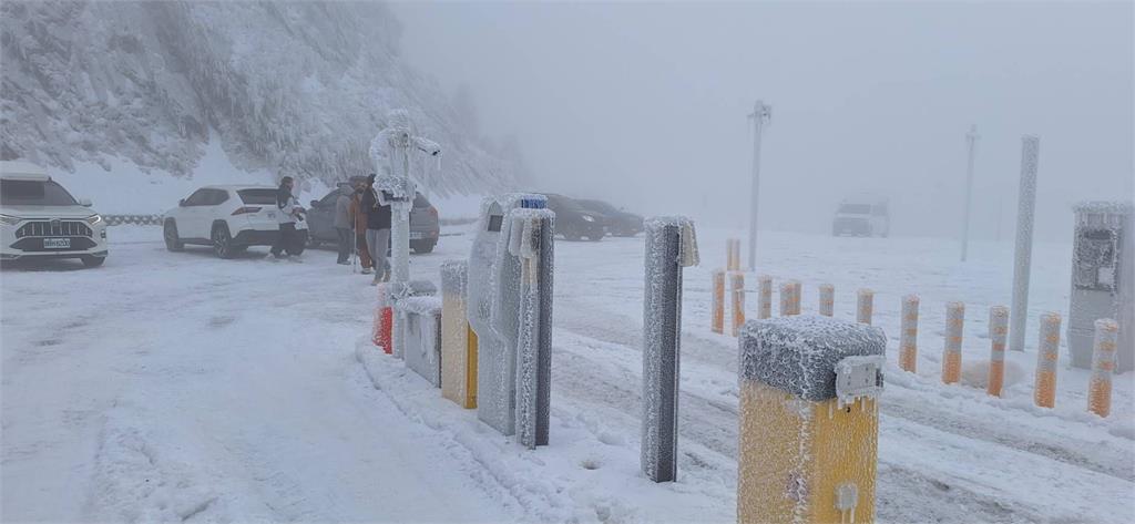 快新聞/低溫挾水氣!合歡山3月「11.5公分」積雪未退 銀白美景曝光