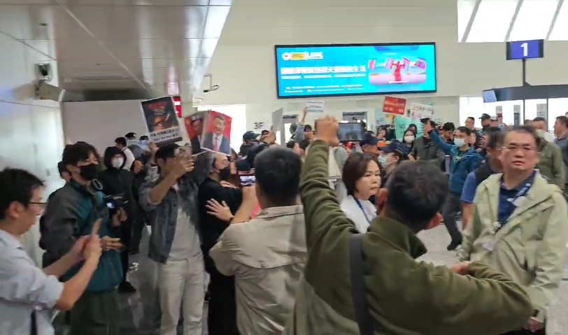快新聞/「歡送」中生團離台 民眾舉牌抗議:Bye Bye!別再來