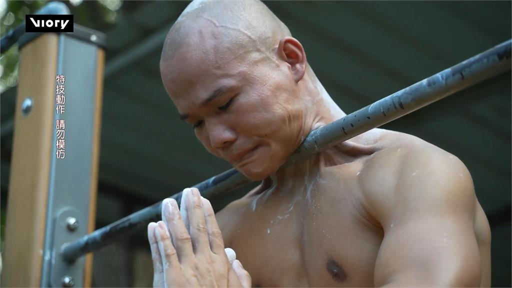 少林寺武僧肖海變網紅 人體國旗、360度空中漫步