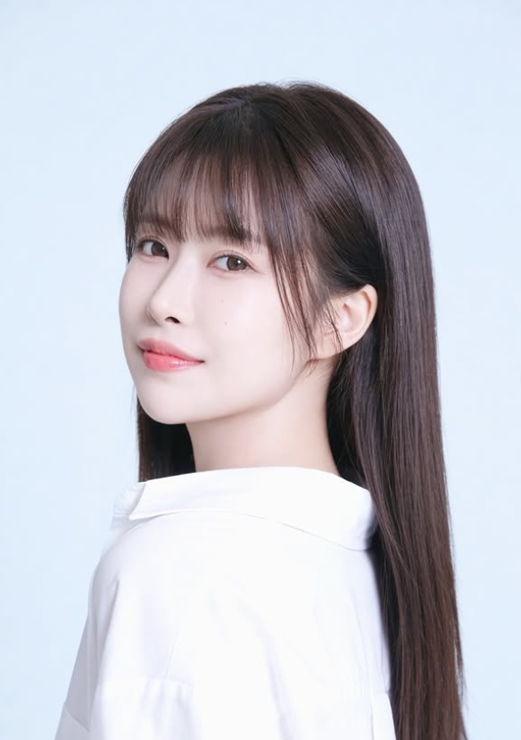 靠「姨母笑哏圖」走紅女星挺過4乳畸形！「釦子全開」大尺度COS照網酸爆：博關注