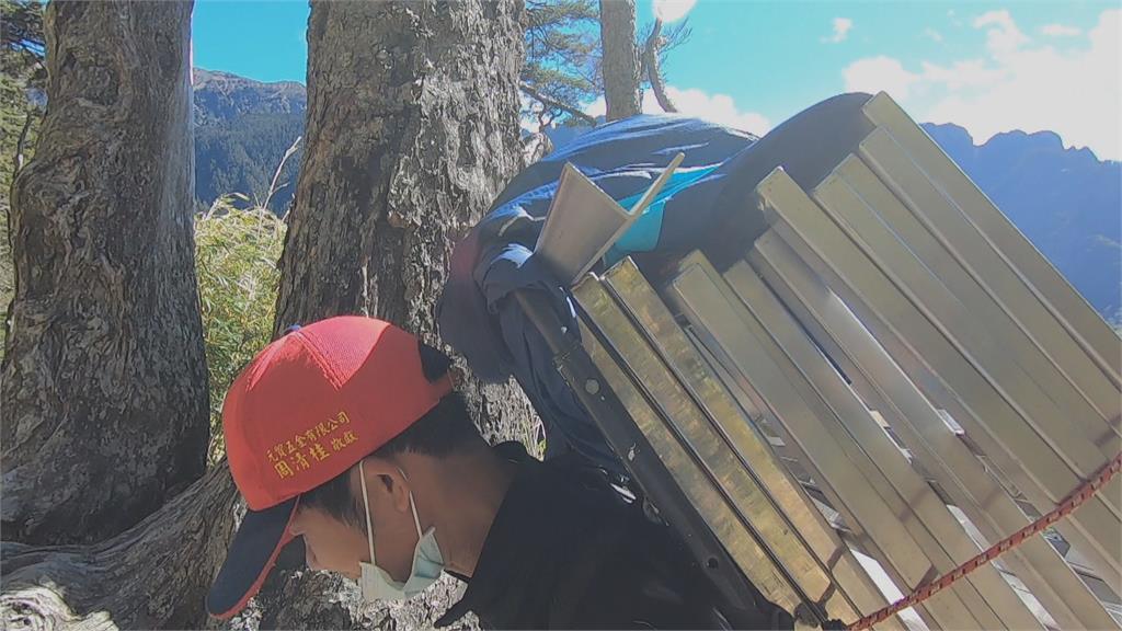排雲山莊廚房翻修 鋼架等建材靠人力背上山