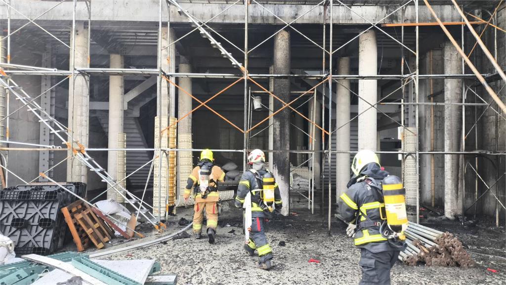 最新／正在蓋佛堂！高雄大社工地火警　超濃黑煙竄天畫面曝光