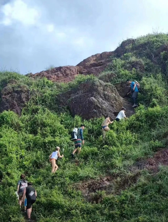 3男4女穿比基尼登山！溪邊戲水「bra整件消失」畫面震撼網：不怕蟲咬嗎