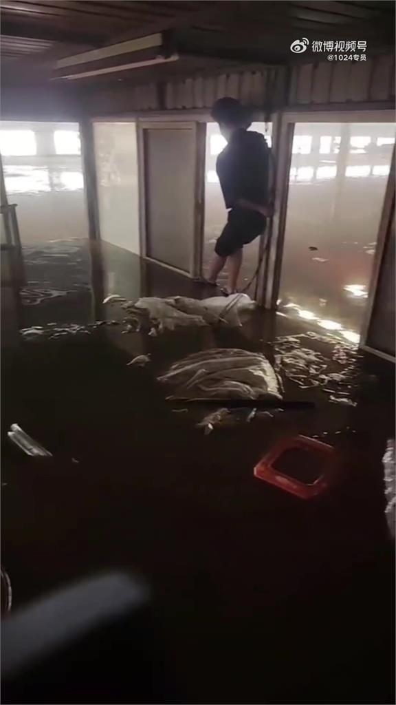 河北洪災淹到2樓！24位村民「站窗」避難　受災者絕望：20個小時沒吃喝