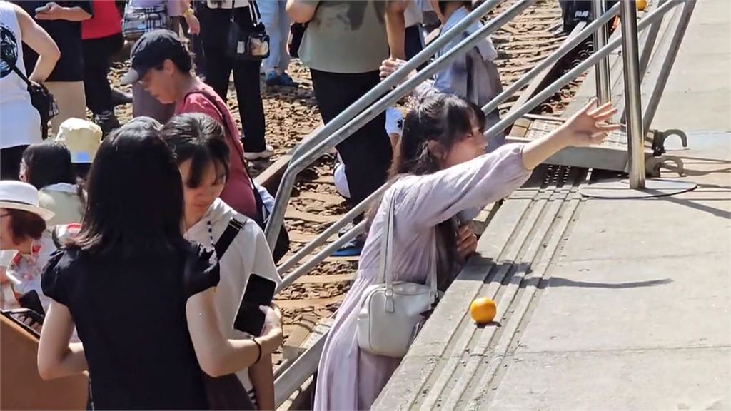 台南舊火車站拍照最後一天！　民眾帶橘子重現朱自清「背影」