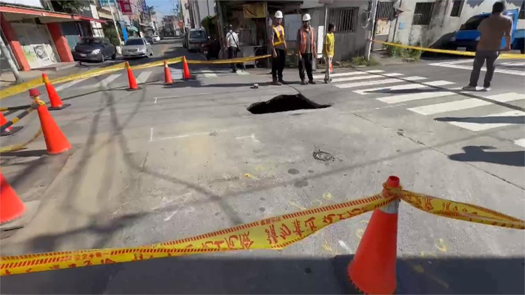 彰化二林道路出現天坑？　男騎士慘摔車「倒栽蔥」倒地