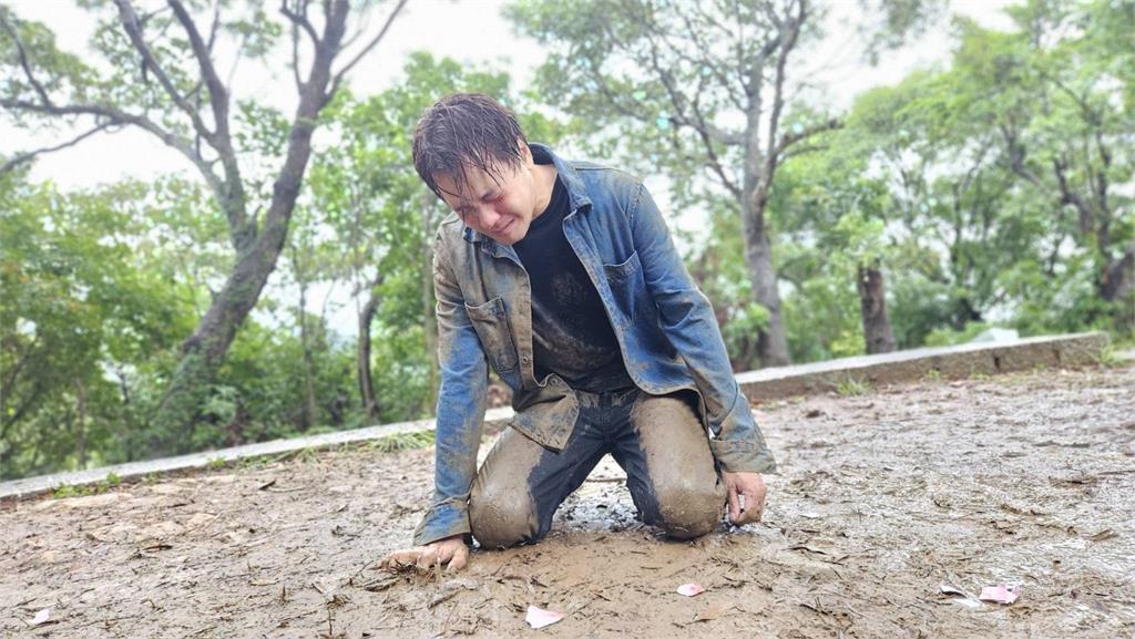 藍葦華、黃文星《愛的榮耀》山區談判戲超逼真！雨中對決火花四射