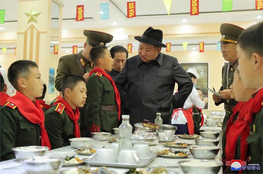 金正恩視察「露慈父燦笑」官媒狂吹捧！學生被「寵幸摸臉」嚇壞僵住