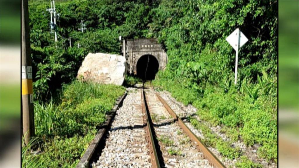 台鐵東正線才剛搶通 150噸巨石崩落砸斷鐵軌「單線通車」