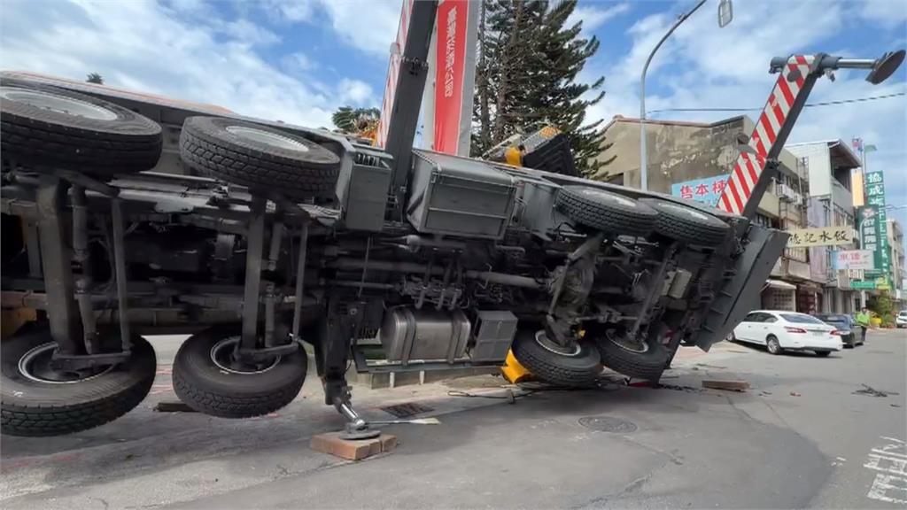 悚！彰化市工安意外　疑地層鬆軟下陷　吊車翻覆　駕駛一度受困