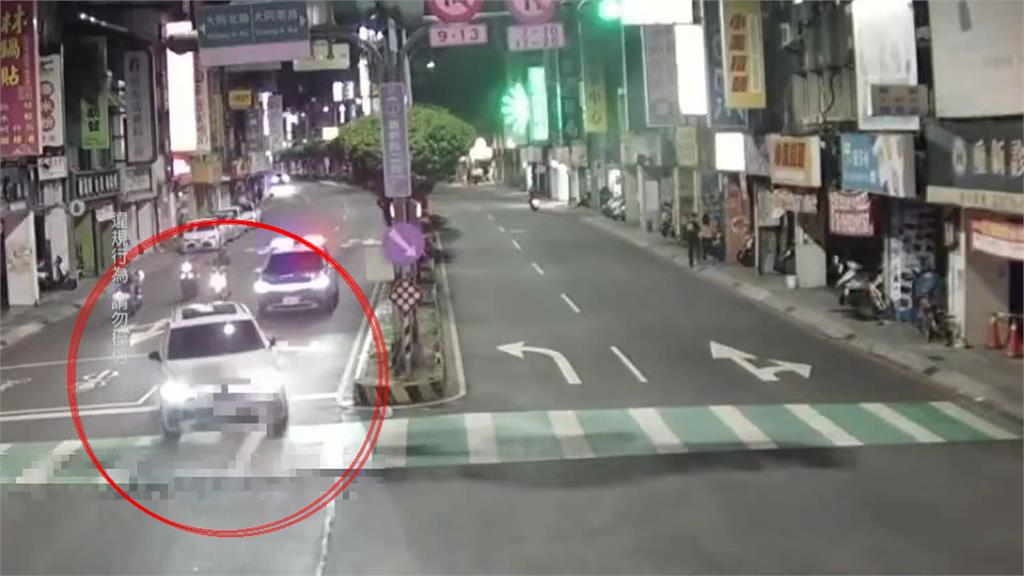有鬼！駕駛見警加速逃　高速自撞攤車棄車逃逸
