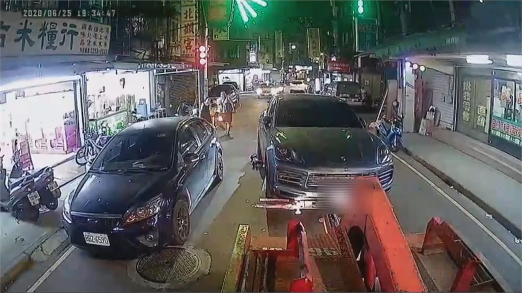 拖吊車「脫鉤」轎車滑落　撞斷路邊消防栓　華江拖吊場：是意外