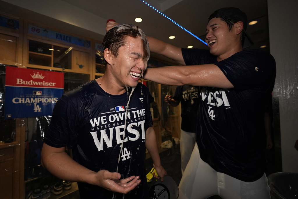 MLB(影)/大谷翔平初嚐噴香檳滋味 季後賽菜鳥沒戴護鏡眼睛怪怪的