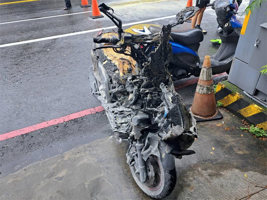 為閃車女騎士「犁田」慘摔 機車「燒成火球」竄黑煙