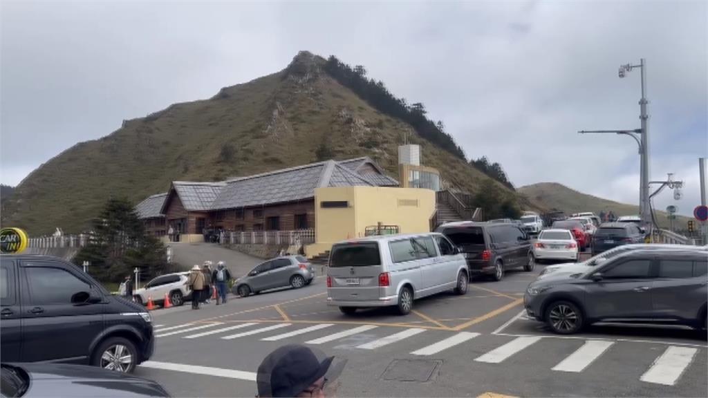 合歡山杜鵑花季湧人潮！　違停亂象百出交通塞爆