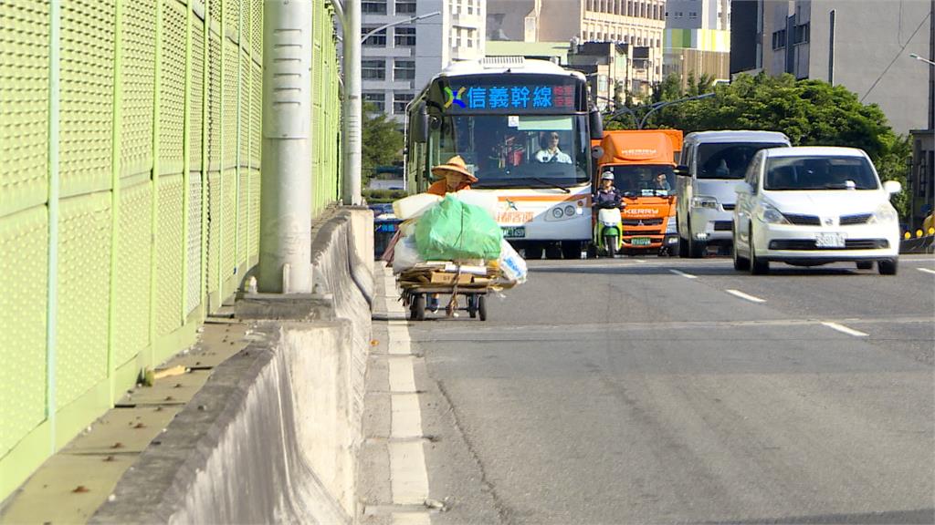 險象環生！女子站隔音牆水泥上行走　網友：成功橋變成奈何橋