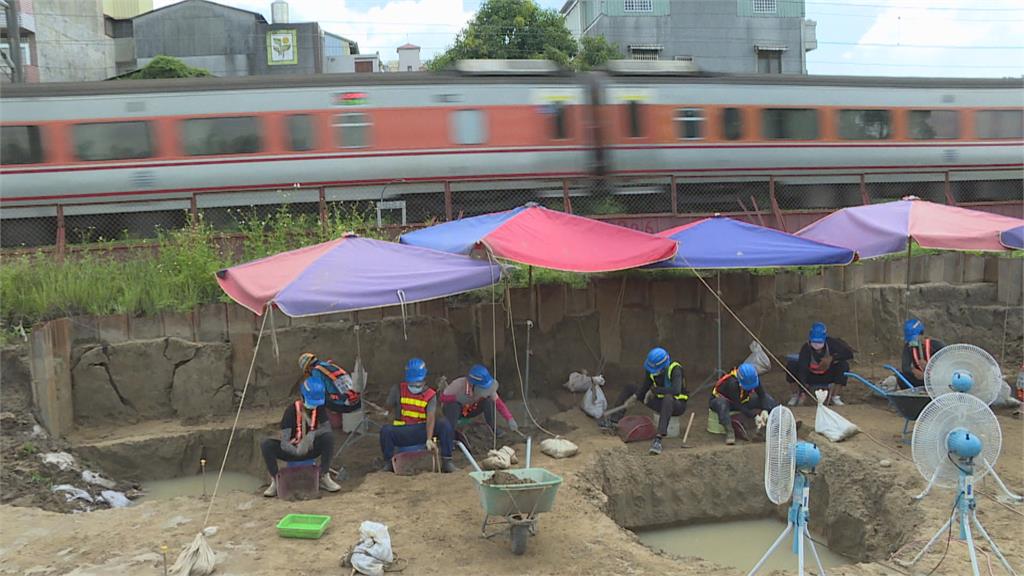 嘉義鐵路高架化工程 挖出2具2500年男女遺骸