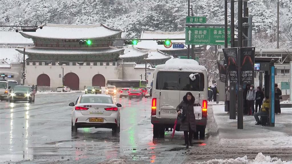 南韓暴雪! 江東區積雪達70公分 道路濕滑釀多起車禍