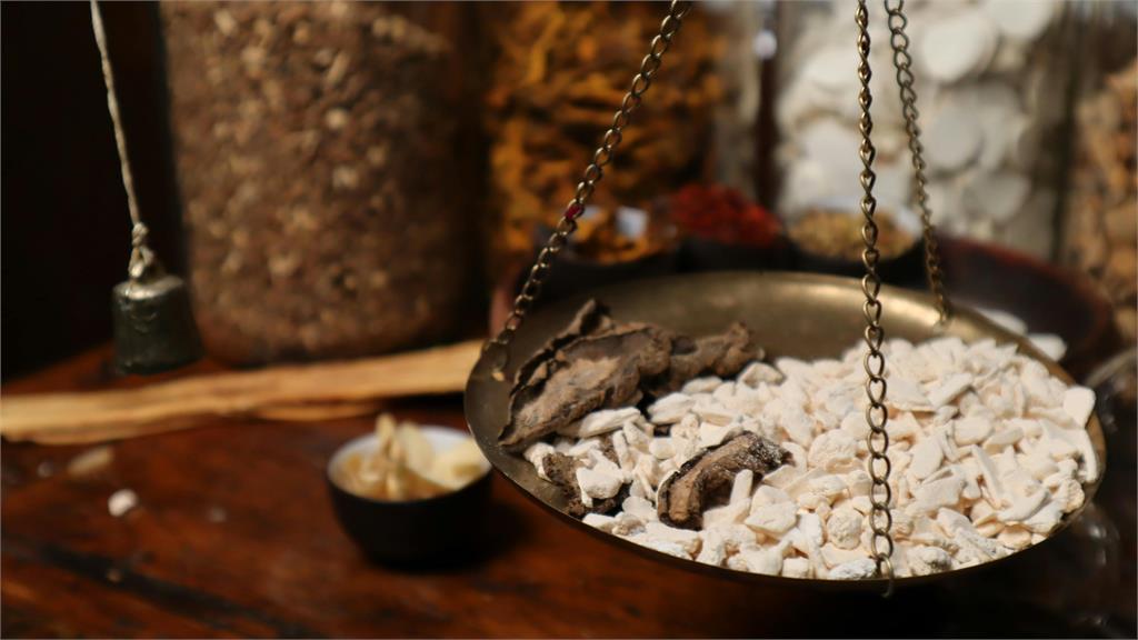 冬季喉嚨卡恐「梅核氣」作怪！中醫揭4主因：情緒緊繃者、「1類」職業要小心！