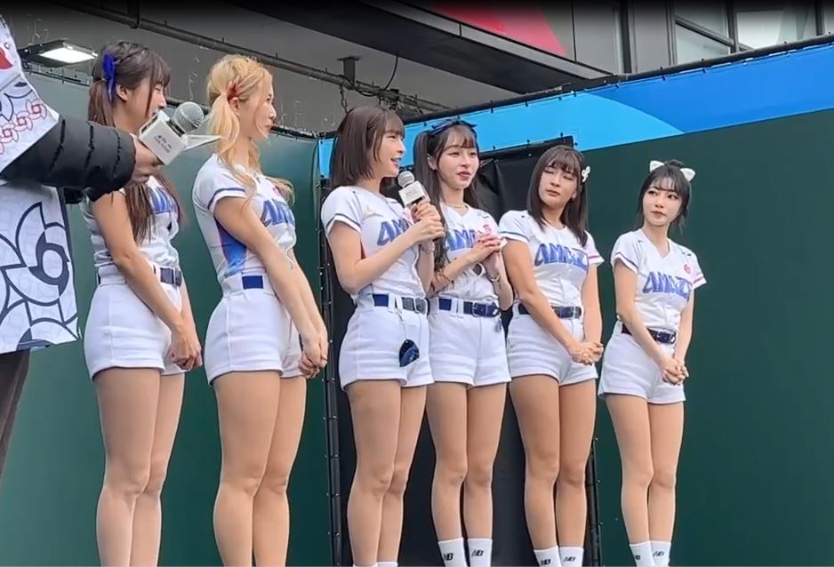 紅到國外！林襄、峮峮躍日本媒體　轉播單位畫面定卡看籃籃握拳祈禱