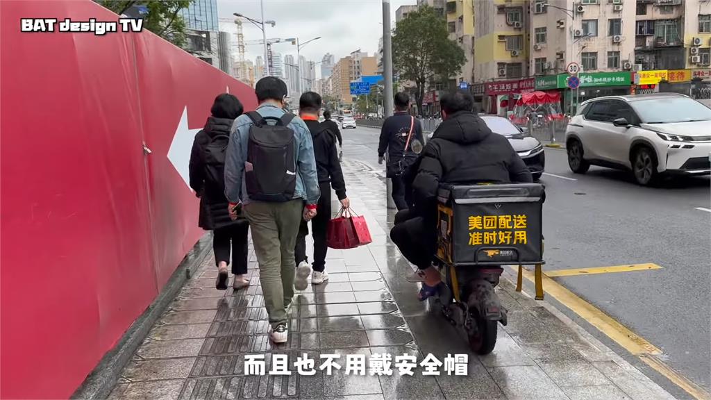 台妞遊深圳驚見「機車騎人行道飆車奇景」被嚇爛　網笑：那是電動自行車