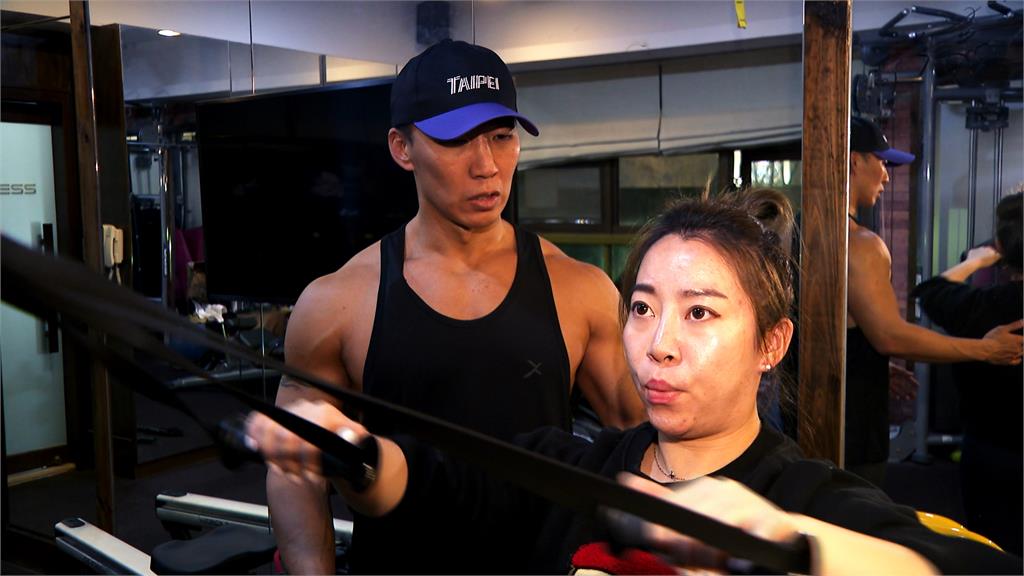 筋肉健身教練斜槓翻糖蛋糕師 2份工作月收入至少8萬