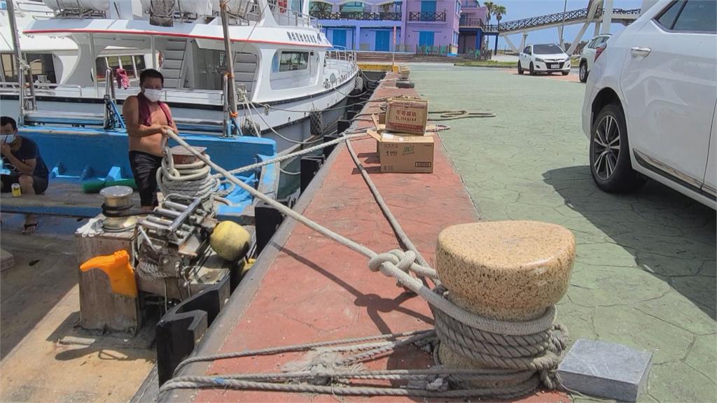 遊艇小心吊掛上岸　烟花颱風逼近　漁民急備戰防颱
