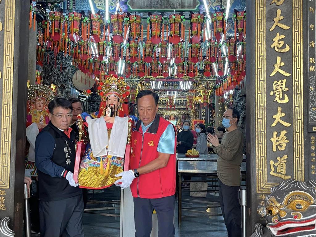 郭台銘低調返台現身「起家廟」!曾馨瑩IG曬「貴婦團聚會照」近況曝