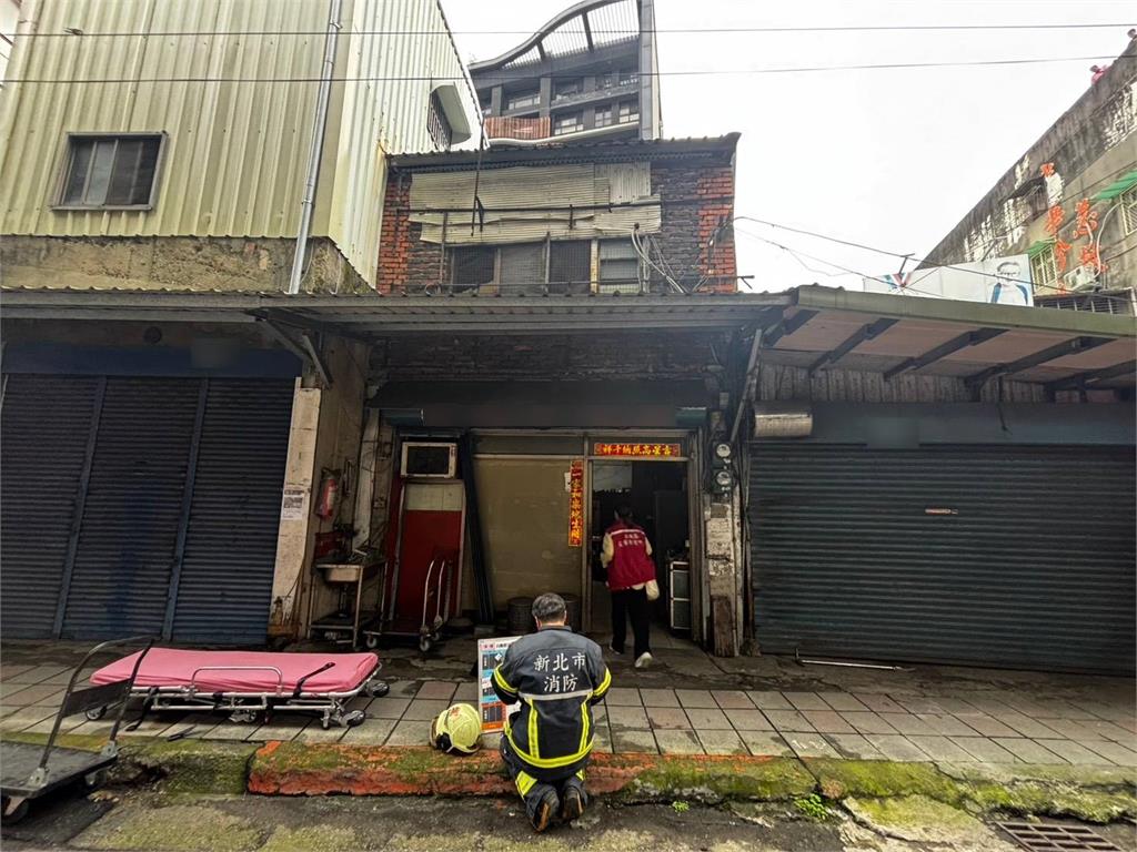 快新聞／土城2樓磚造老屋倒塌　1男遭活埋搶救中