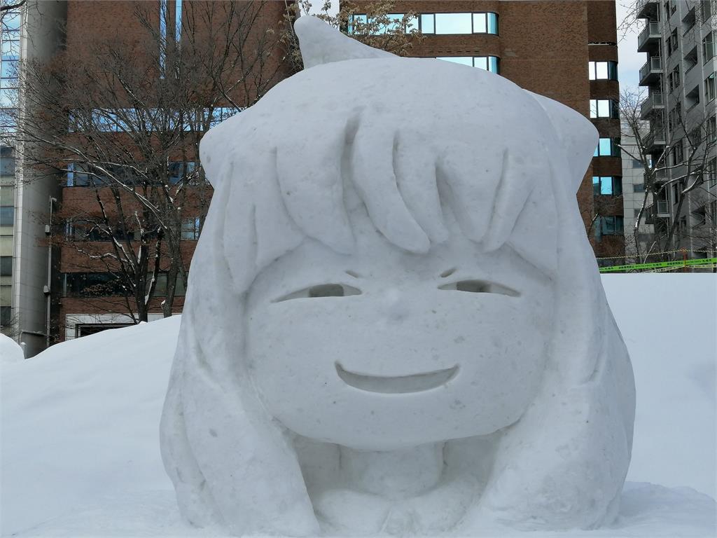 多圖/眼神對決!安妮亞「呵」拚場大谷翔平 札幌雪祭飛出「冰晶鳳凰」