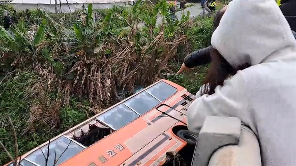 花蓮客運豐濱遭撞翻落溪谷 釀1死2重傷