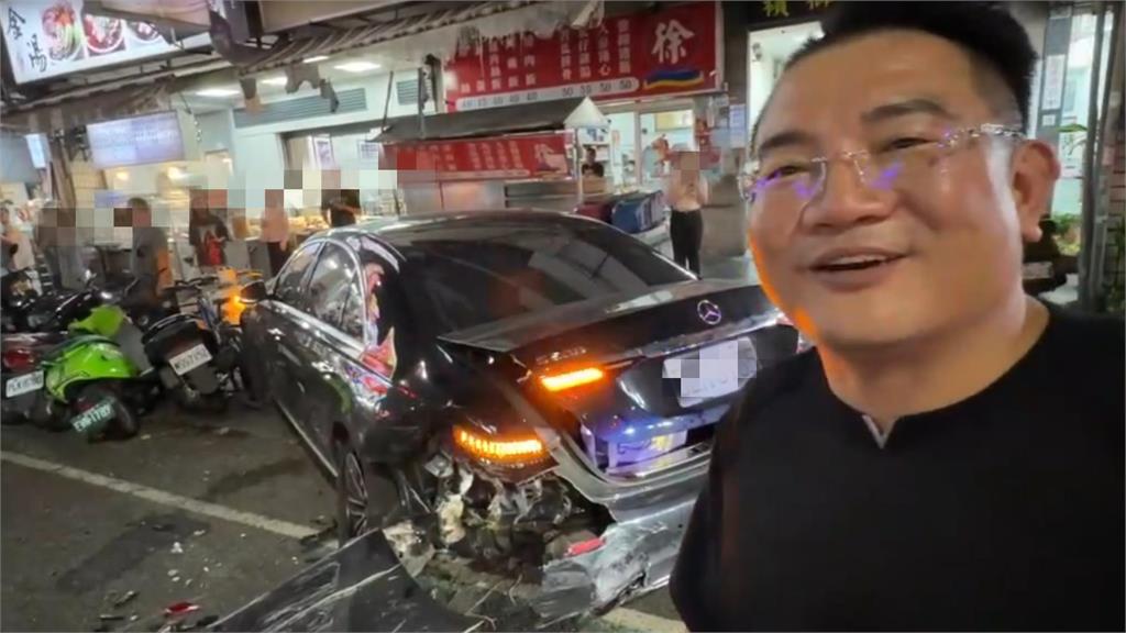 特斯拉突爆衝撞倒12車！賓士剛停好秒被撞「救幾十人命」車主：幸好撞到我的車