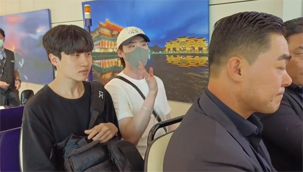 快新聞/超寵粉!李鍾碩抵台收粉絲應援 「秒PO認證照」約定:明天見