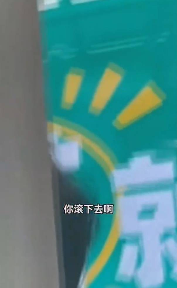 鼻孔看人!他批上海地鐵農民工多「噁心死」 乘客發狂開毆火爆片曝光