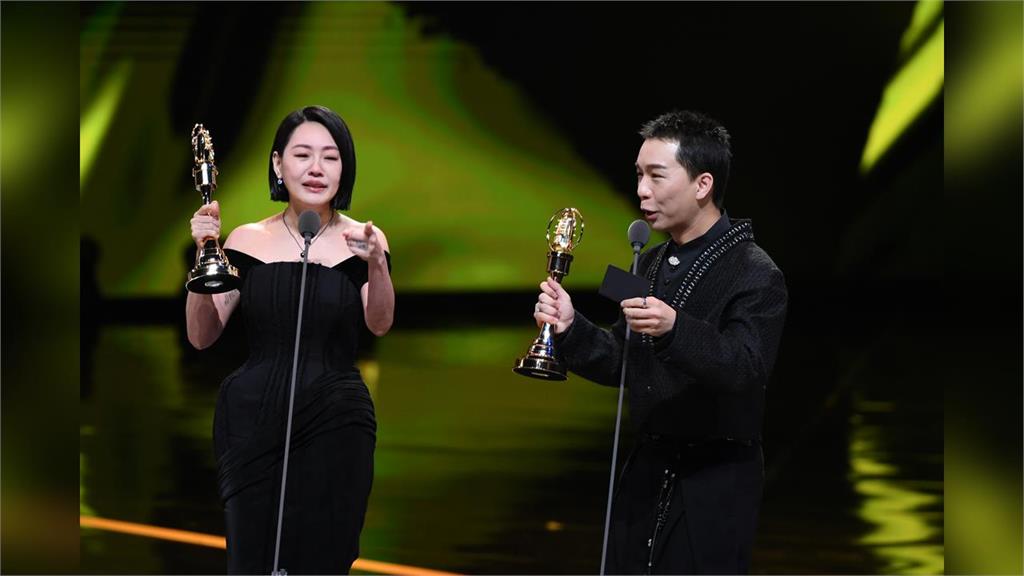 小S兌現承諾「送出金鐘獎」！S媽終於露出笑容...哽咽吐心聲：補上我的心