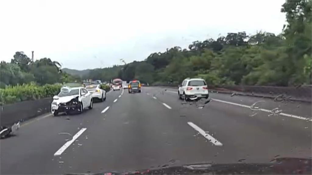 台中救護車載病患遭撞! 苗栗轎車打滑撞前車衝分隔島